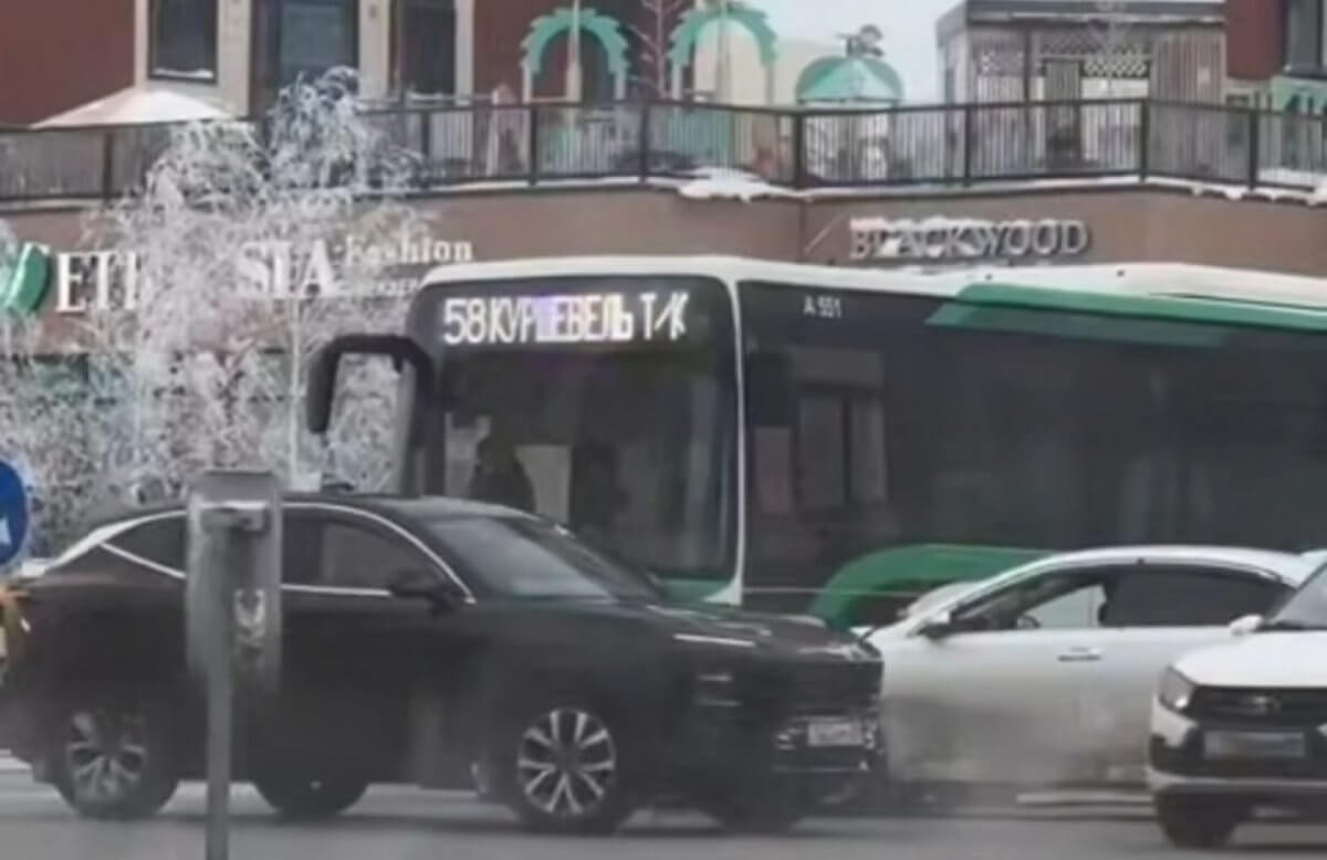 استانانىڭ سول جاعالاۋىندا اۆتوبۋس اپاتقا ۇشىراعان