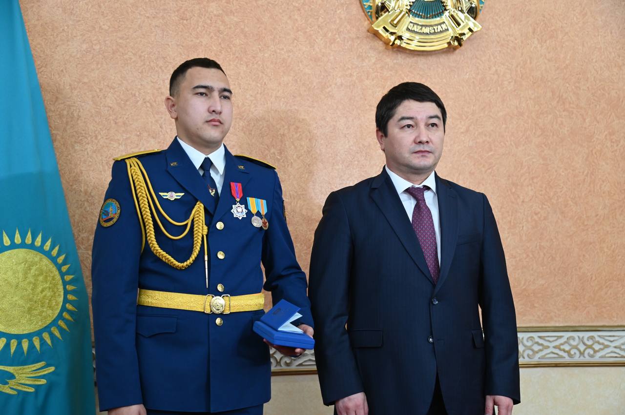 اۋە اپاتىندا زارداپ شەككەندەردى قۇتقارعان اسكەري قىزمەتشى «ايبىن» وردەنىمەن ماراپاتتالدى