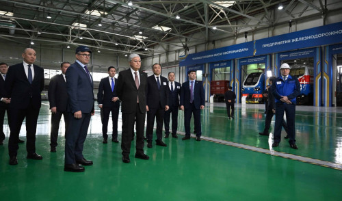 پرەزيدەنت ەلەكتروۆوز قۇراستىرۋ زاۋىتىنىڭ جۇمىسىمەن تانىستى