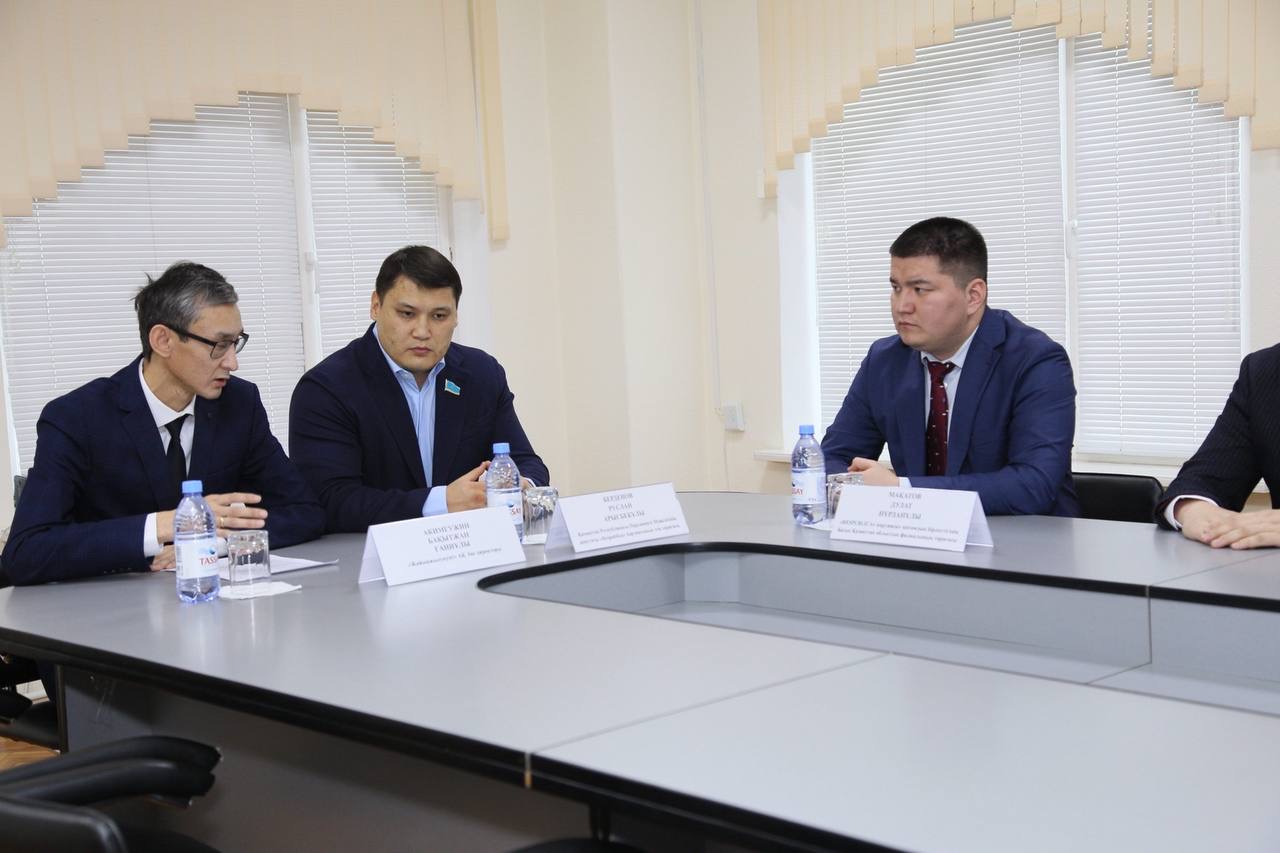 توزىعى جەتكەن جەلىلەر: رۋسلان بەردەنوۆ ورالداعى جەو-نىڭ نەگىزگى ماسەلەلەرىن كوتەردى