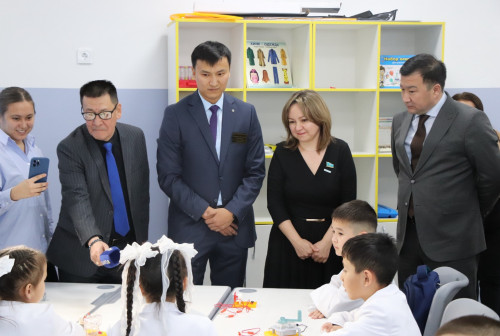 ماجىلىسمەن بقو-داعى العاشقى جايلى مەكتەپتىڭ جۇمىسىمەن تانىستى