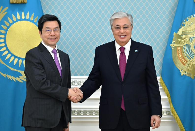 پرەزيدەنت بەلگىلى كاسىپكەر لي كاي-فۋدى قابىلدادى