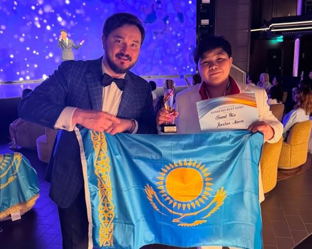 ەرجان ماكسيم دۋبايدا وتكەن ءان بايقاۋىندا باس جۇلدە جەڭىپ الدى