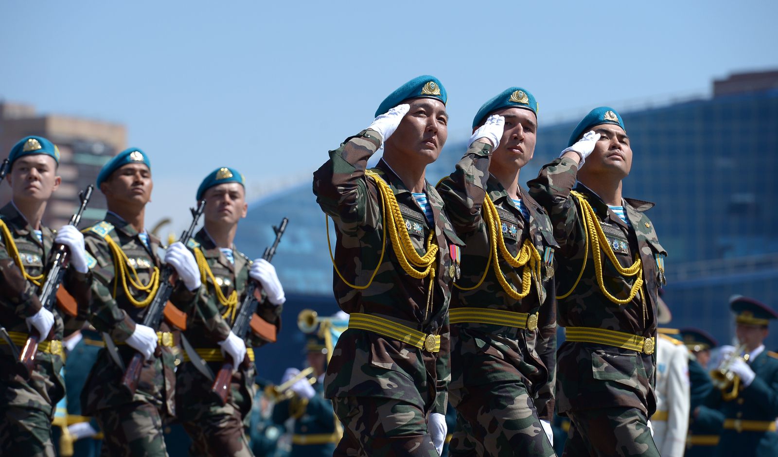 اسكەر بەدەلى ساربازدار ساپىنان كورىنەدى