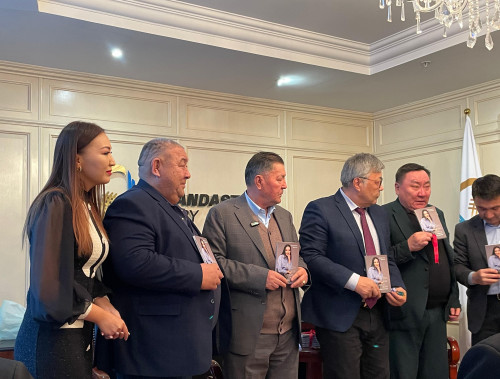 «ەمىلدەن ەسىلگە دەيىن...»: جاڭا كىتاپ وقىرمانعا جول تارتتى