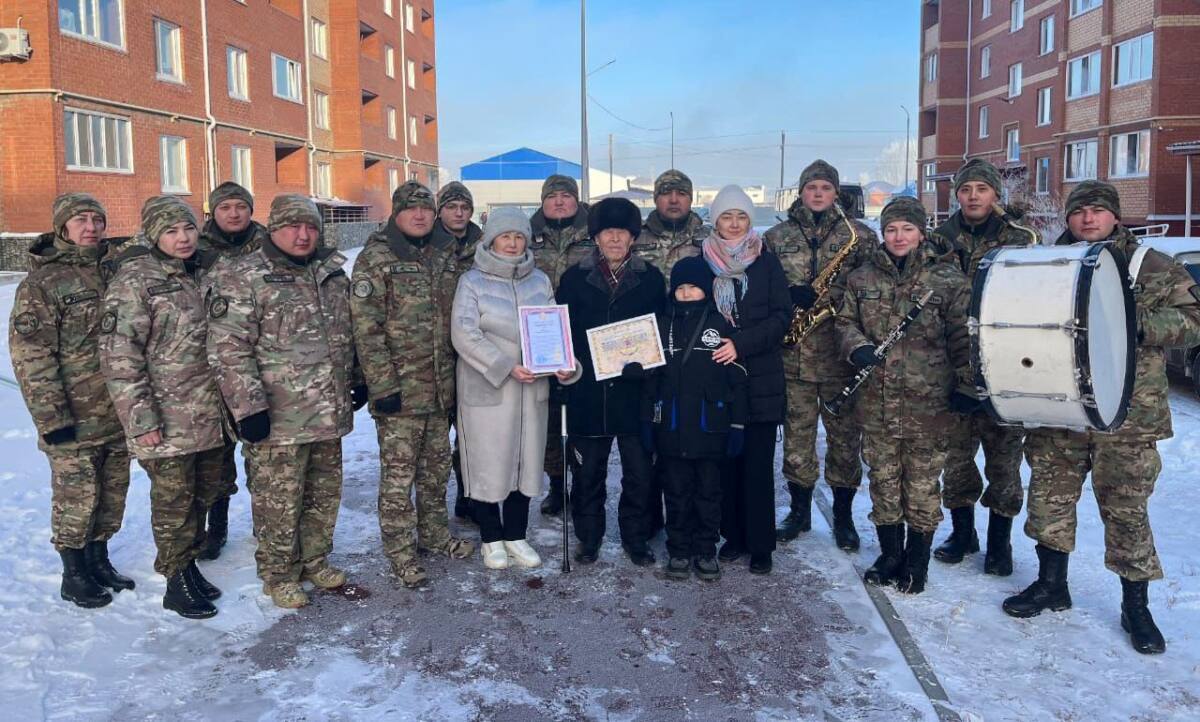 ۇلتتىق ۇلان قىزمەتكەرلەرى مايدانگەردى تۋعان كۇنىمەن قۇتتىقتادى