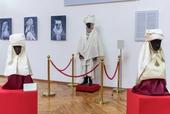 قازاق ايەلدەرى «قىزىل جەلەكتى» قاشان كيگەن