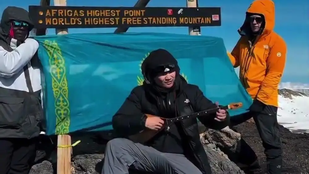 وتانداسىمىز افريكانىڭ ەڭ بيىك شىڭىندا «اداي» كۇيىن ورىندادى