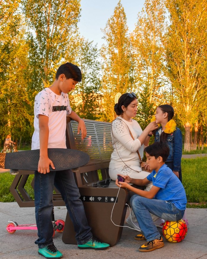 اكە جۇمىستا. بالانى كىم تاربيەلەيدى؟