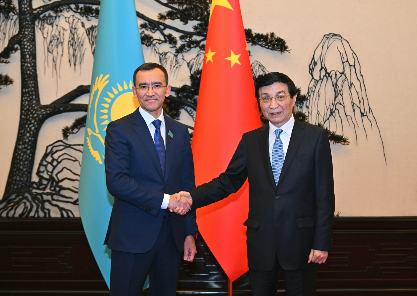 قازاقستان – قىتاي بەلسەندى ديالوگتى نىعايتۋعا بەيىل