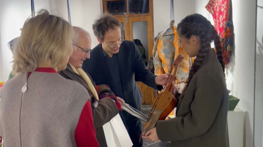 ۇلتتىق قولونەردى ۇناتادى