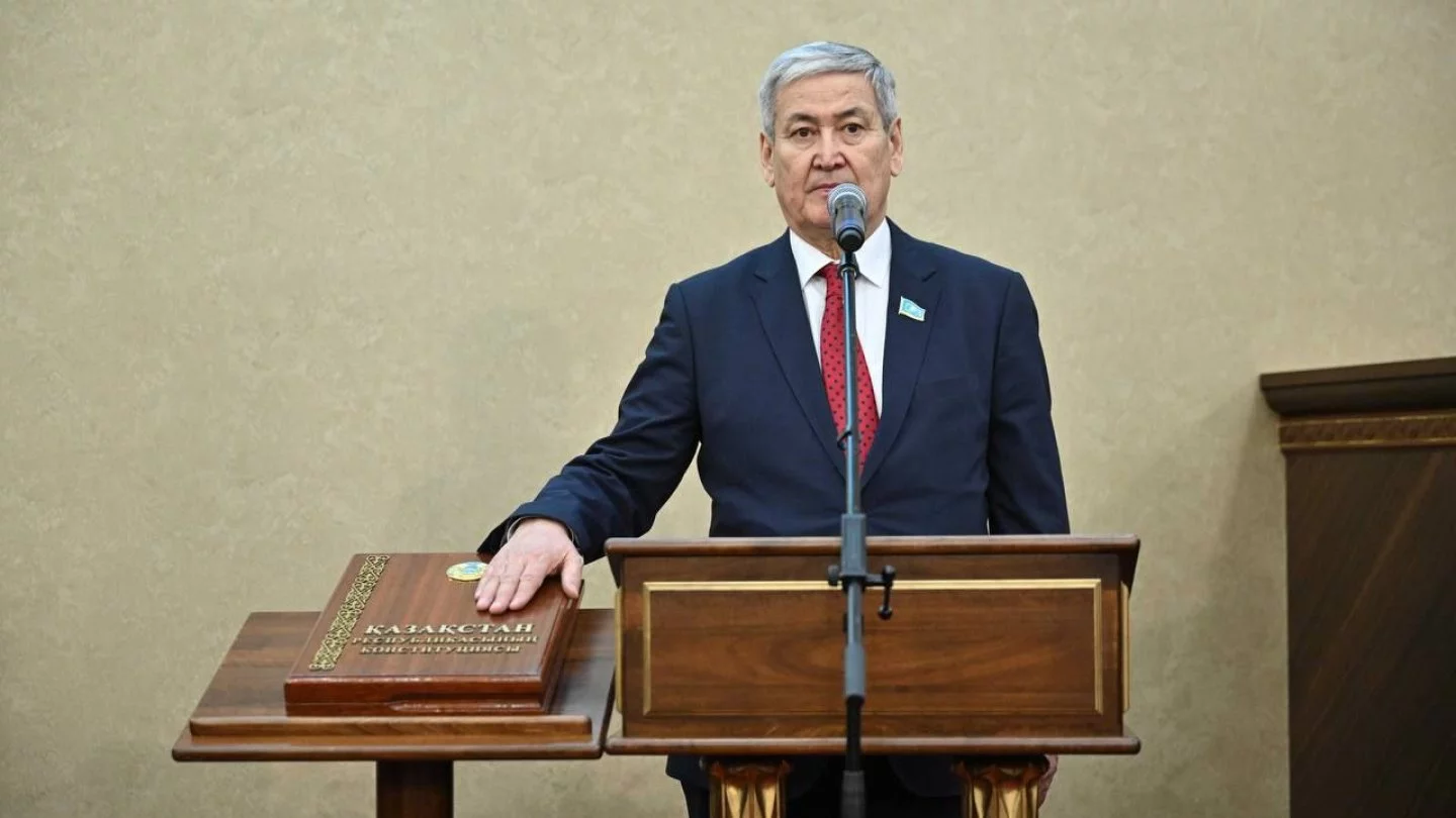 اسىلبەك نۇرالين ءماجىلىس دەپۋتاتى رەتىندە انت بەردى