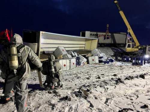 حيميالىق زات تيەلگەن جۇك كولىگى اۋدارىلىپ قالدى