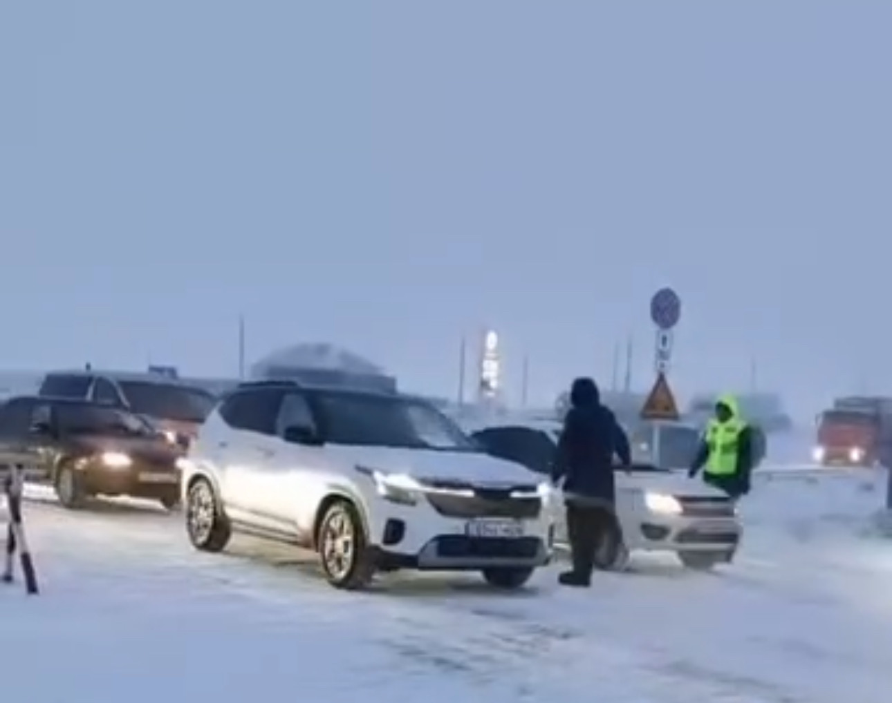 اقتوبە-استراحان تاس جولىندا 100-دەن اسا كولىك قار قۇرساۋىندا قالىپ قويدى