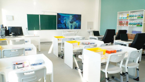 اقمولا وبلىسىندا تاعى ءبىر «جايلى مەكتەپ» اشىلدى