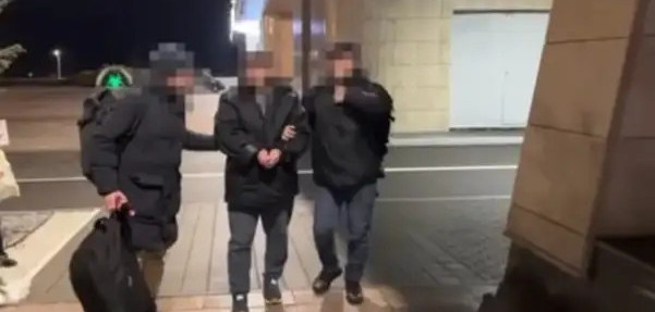 13 ادامنىڭ 10 ملن تەڭگەسىن قالتاسىنا باسقان الاياق بەلارۋستەن ەكستراديتسيالاندى