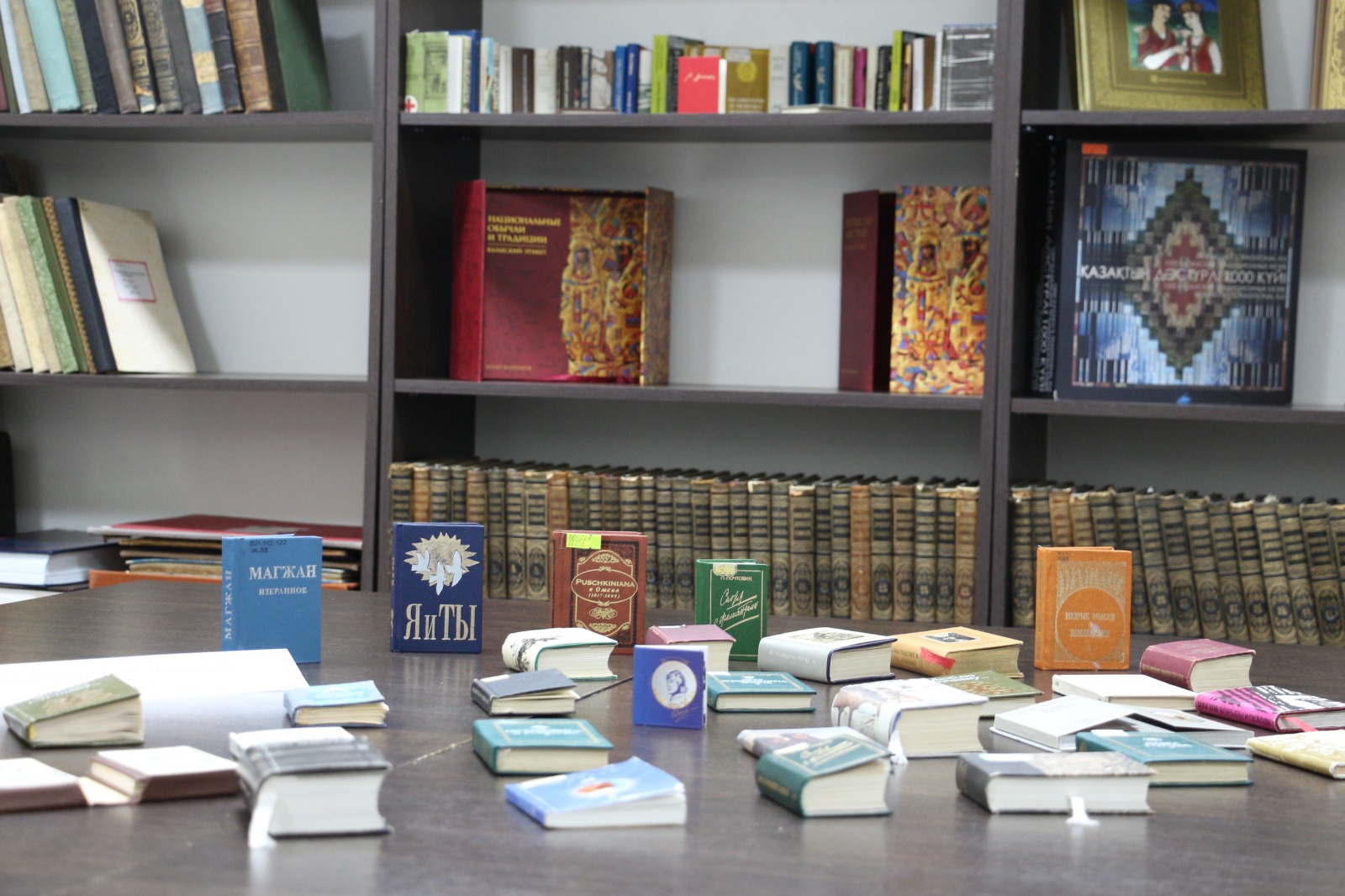 الاقان اياسىنا سىياتىن كىتاپتار