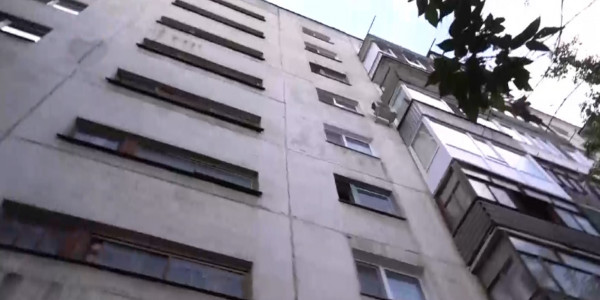 استانادا ءجاسوسپىرىم كوپقاباتتى ءۇيدىڭ تەرەزەسىنەن قۇلاپ كەتتى