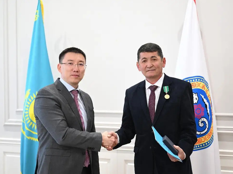 اۆتوبۋس جۇرگىزۋشىسى «شاپاعات» مەدالىمەن ماراپاتتالدى