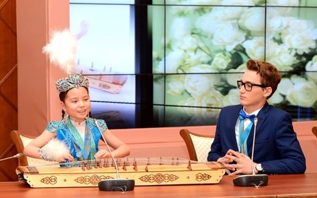 دارىندى بالالارمەن جۇزدەستى