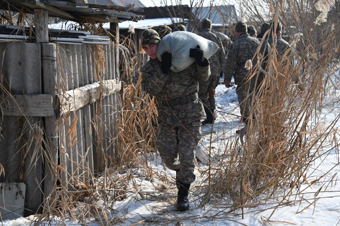 دەسانتشىلار الماتى وبلىسىنداعى اۋىلدى سۋ باسۋ قاۋپىنەن ساقتادى