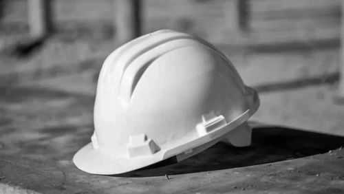 استانادا قۇرىلىس الاڭىندا ءۇش جۇمىسشى بيىكتىكتەن قۇلاپ كەتتى