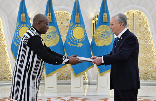 پرەزيدەنت بىرقاتار مەملەكەتتىڭ ەلشىلەرىنەن سەنىم گراموتالارىن قابىلدادى