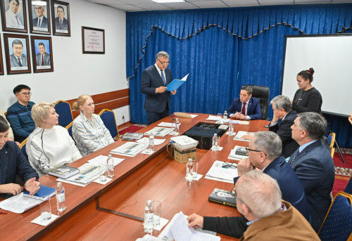 دوڭگەلەك ۇستەل: ۇلتتىق باسپاسوزدەگى مەملەكەت مۇددەسى