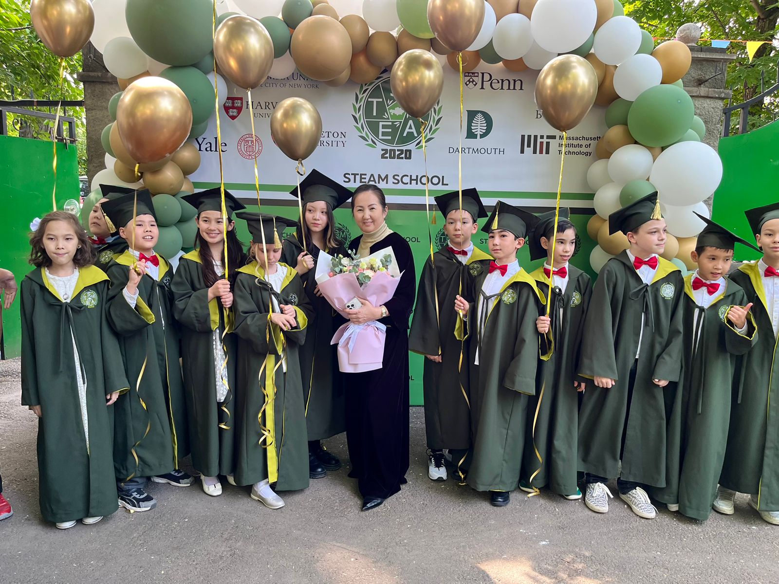 ەرەكشە بالا, ينكليۋزيۆتى مەكتەپ