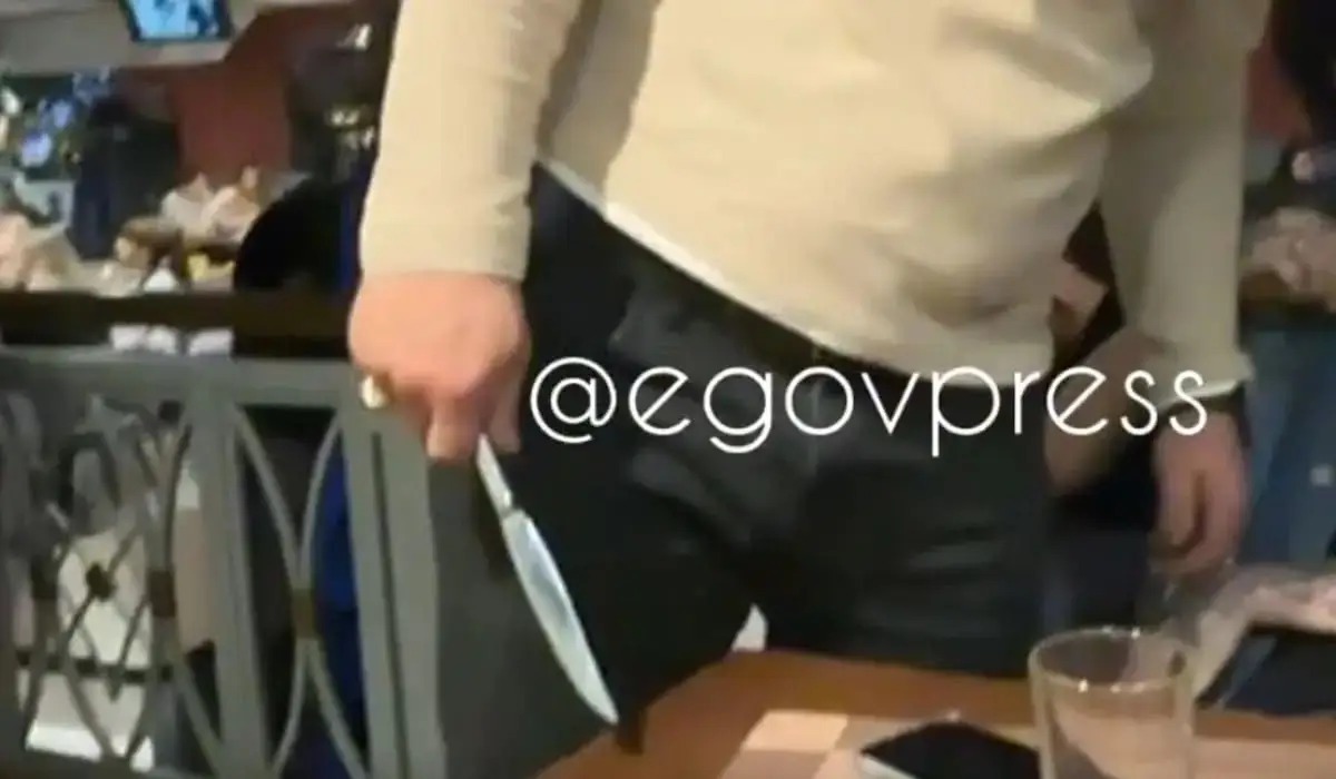 وسكەمەندە ەر ادام  كافەدە وتىرعانداردى پىشاقپەن قورقىتتى