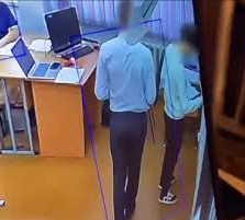 پاۆلوداردا ماتەماتيكا مۇعالىمى وقۋشىعا ينە تىعىپ العان