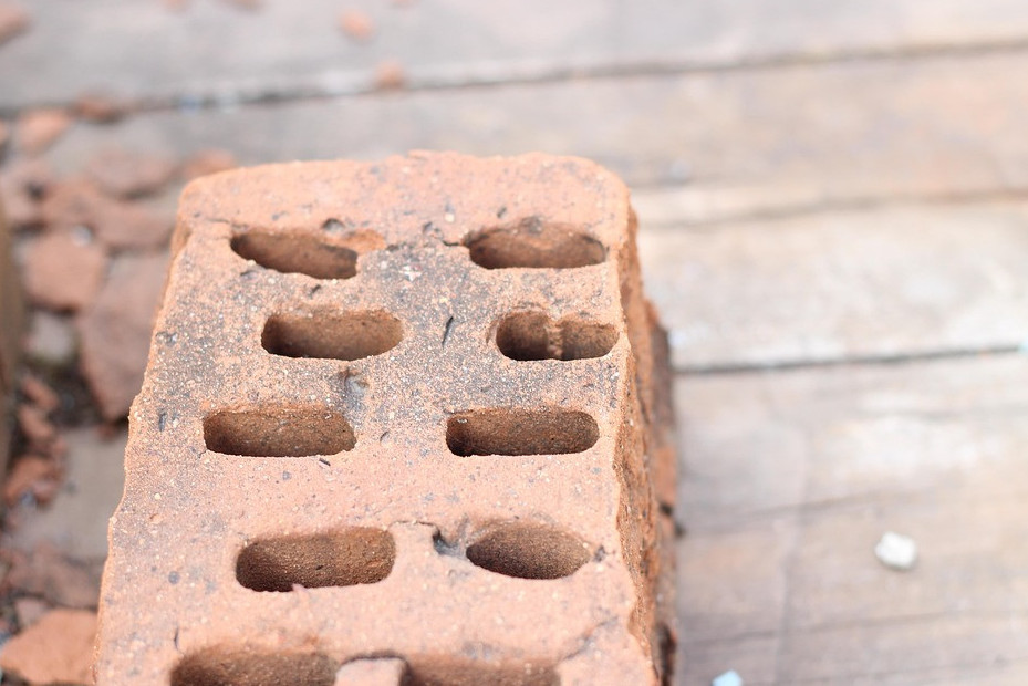 ورالدا كىسىنىڭ باسىنا كىرپىش قۇلاپ, قايتىس بولدى