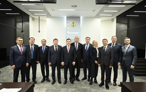 سەناتورلار احقو-نىڭ جۇمىسىمەن تانىستى