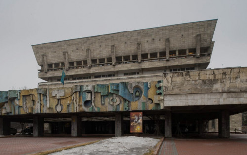 تەاتر ۇجىمى: ەسكى عيمارات قىزمەتكەرلەر ومىرىنە قاۋىپ ءتوندىرىپ تۇر