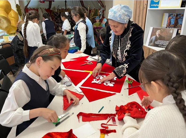 «اجەلەر مەكتەبى»: ساران قالاسىندا ەرەكشە جوبا ىسكە قوسىلدى