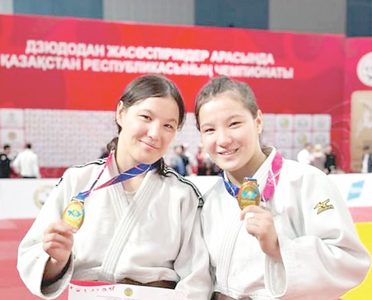 عالام عاجاپتارى: ەرلەگەن ەگىزدەر