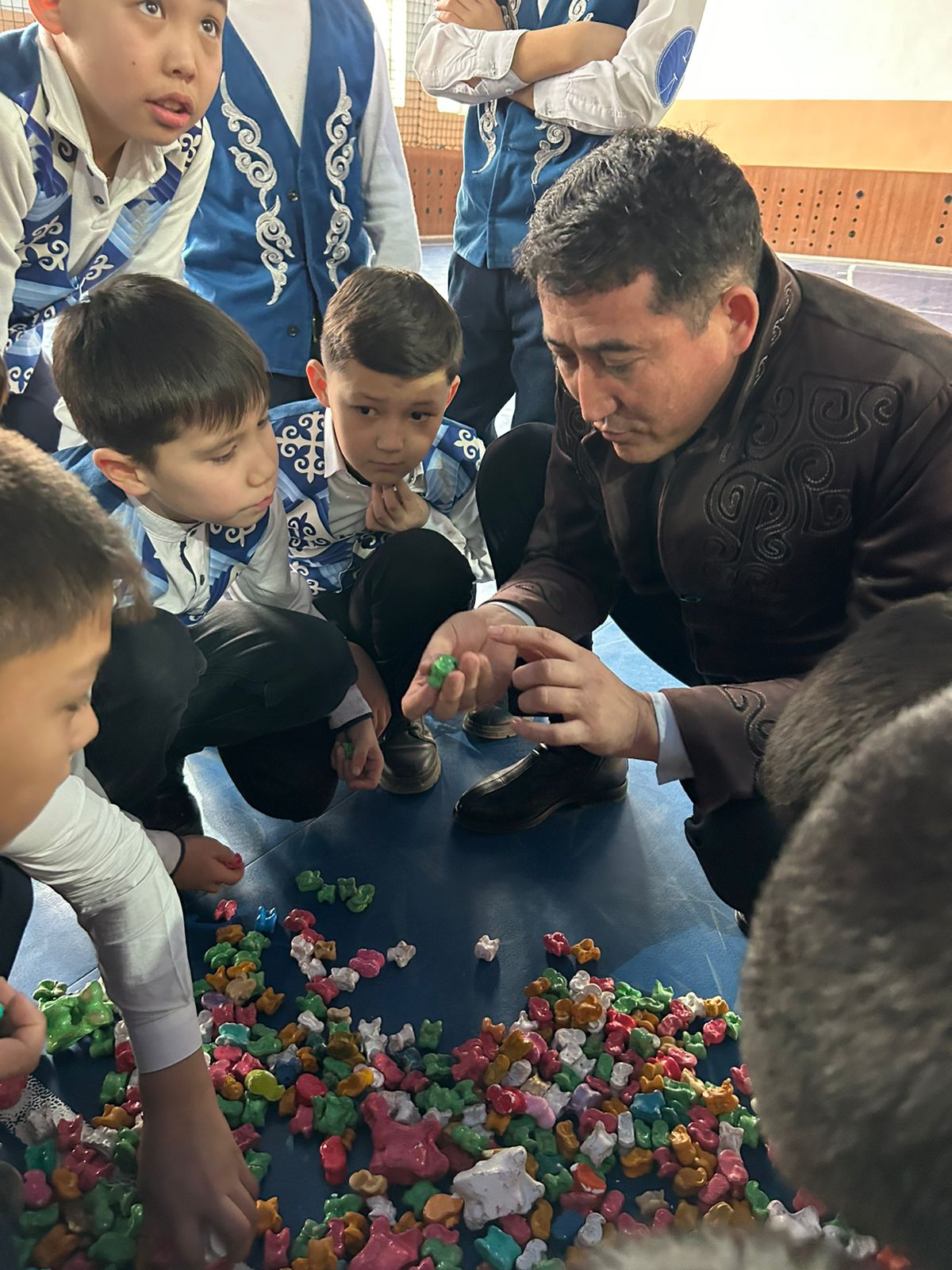 ديرەكتور مەن وقۋشىلار اسىق ويناپ ءجۇر