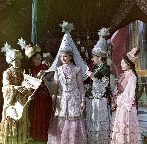 «قىز جىبەك» فيلمىندەگى «گاككۋ» ءانىن كىم ورىنداعان