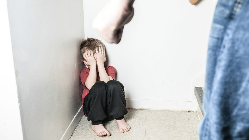 وگەي بالاسىن اناسىنىڭ كوزىنشە ۇرىپ ولتىرگەن