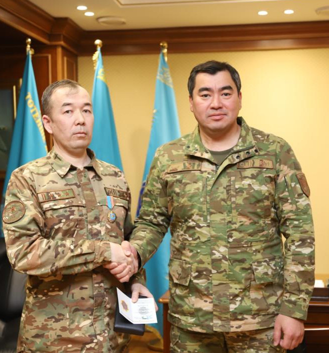 ورتەنىپ جاتقان كولىكتەن ەكى ادامدى قۇتقارعان ازامات ماراپاتتالدى