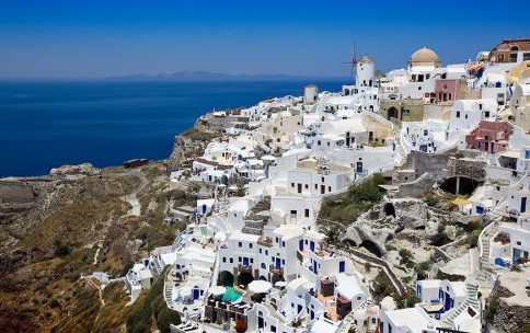 گرەكيانىڭ سانتوريني ارالىندا جەر سىلكىندى