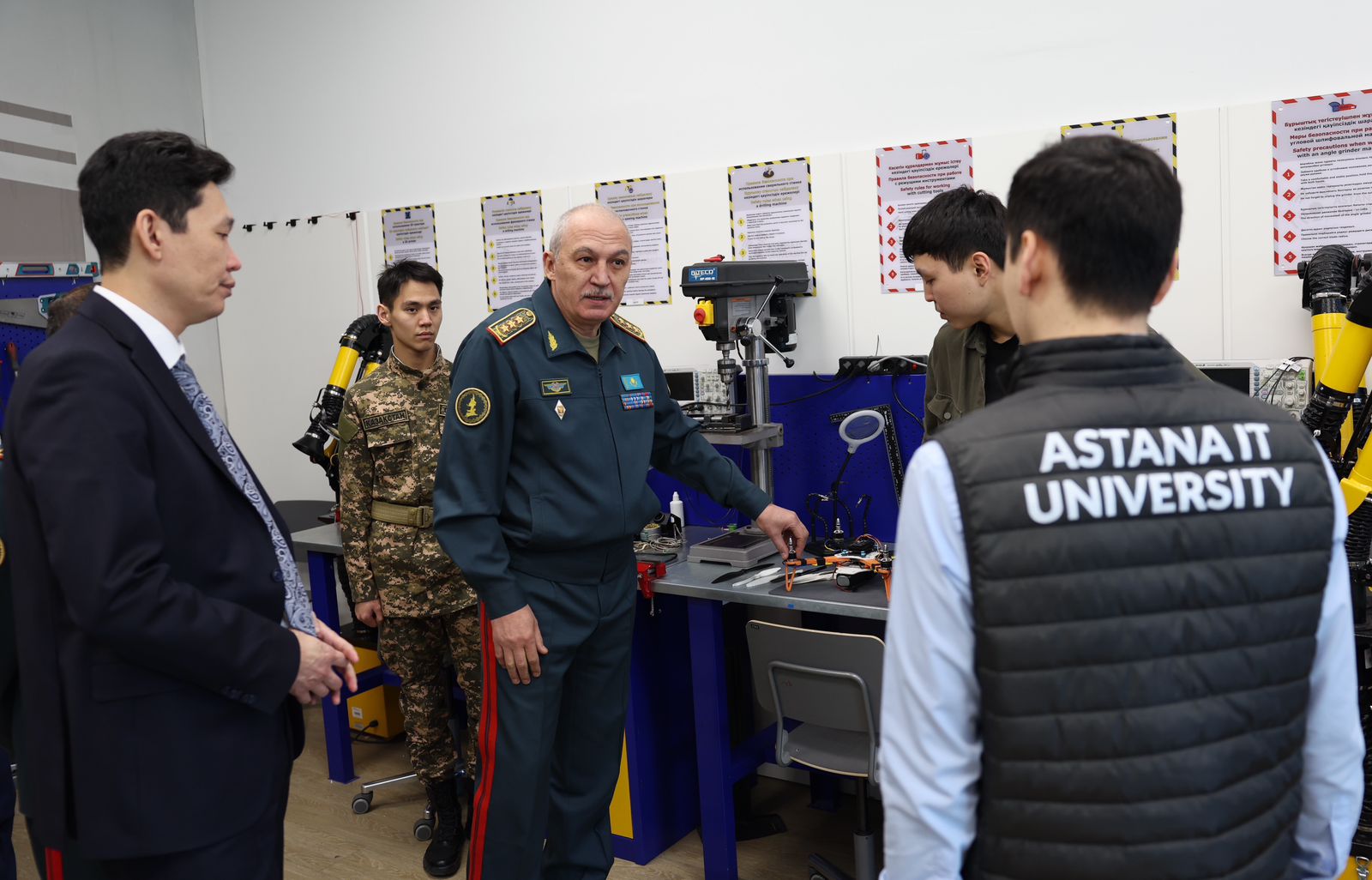 قورعانىس ءمينيسترى Astana IT University ستۋدەنتتەرىمەن كەزدەستى