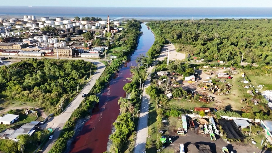 بۋەنوس-ايرەستەگى سۋ ارناسى قىزىل تۇسكە بويالدى