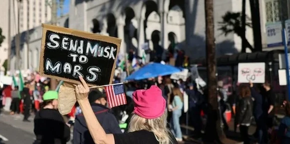 امەريكالىقتار يلون ماسكتىڭ قىزمەتتەن كەتۋىن تالاپ ەتتى