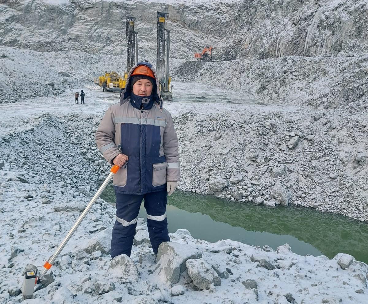 كەن دە قازادى, جىر دا جازادى