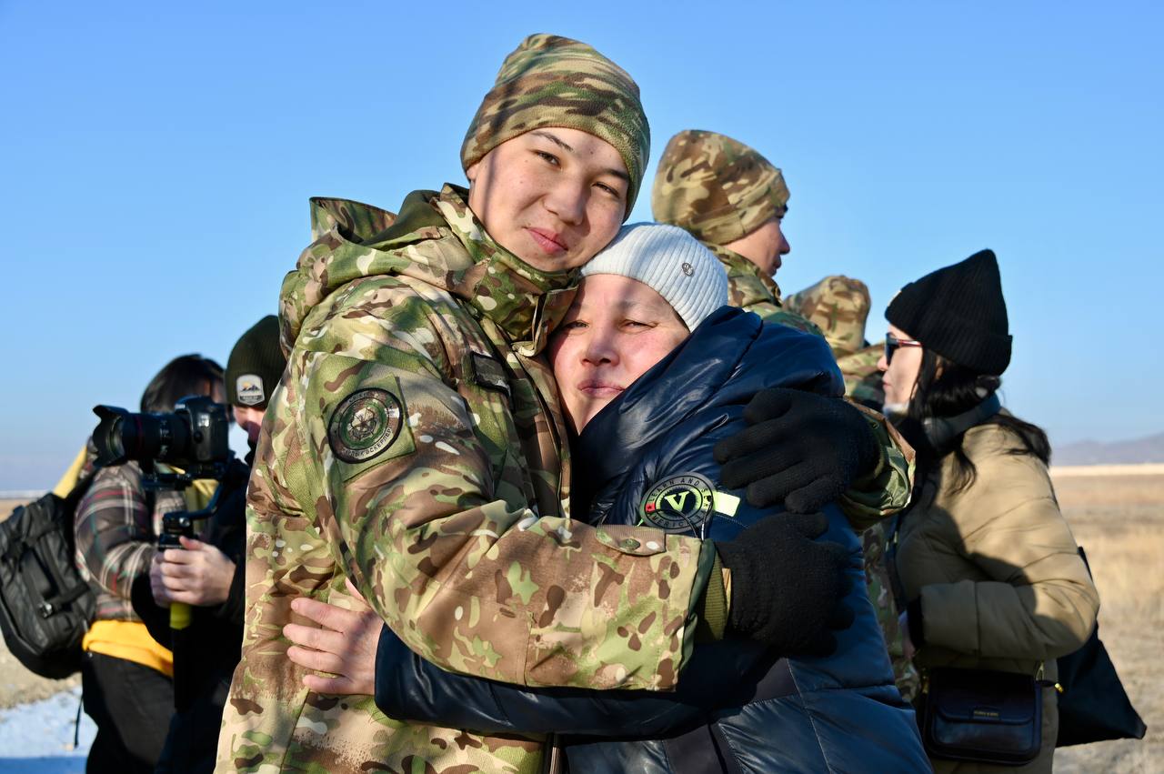 وبەكتيۆتەگى اسكەر: جۋرناليستەر جاۋىنگەرلەردىڭ شىنايى ءومىرىن كوردى