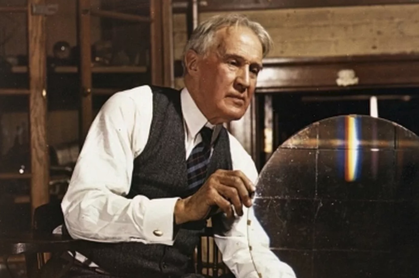 عالام عاجاپتارى: قايتا تۋعان عالىم