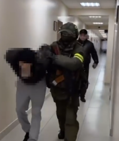 قوستانايدا تاكسي جۇرگىزۋشىسى جولاۋشىنى توناپ كەتكەن