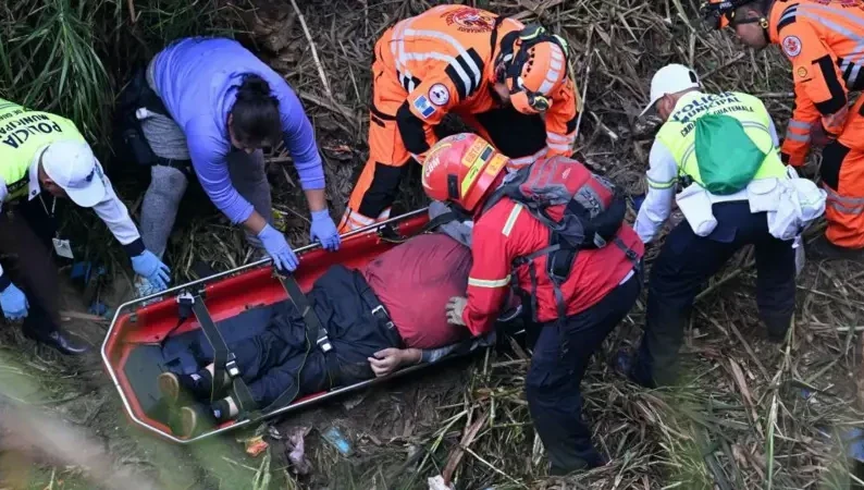 اۆتوبۋس كوپىردەن قۇلاپ, 51 ادام قازا تاپتى