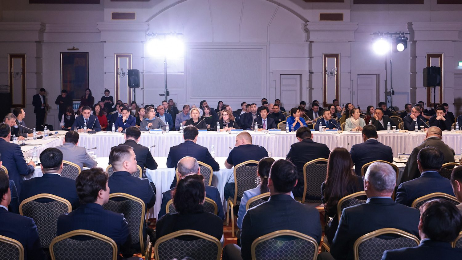 بيزنەس وكىلدەرى ۇكىمەت ۇسىنىسىن تالقىلادى